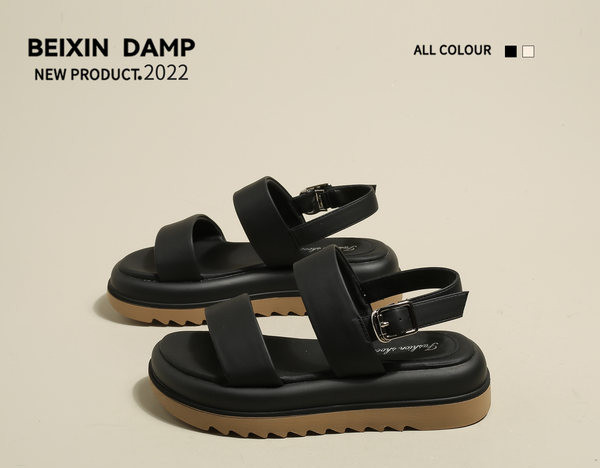 Μονόχρωμα γυναικεία σανδάλια με αγκράφα