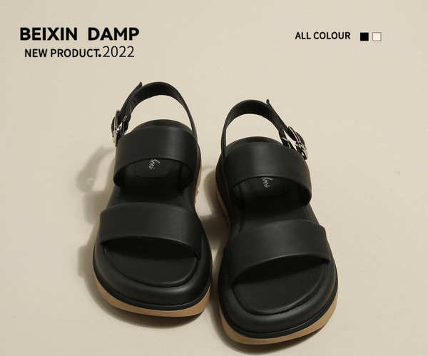 Μονόχρωμα γυναικεία σανδάλια με αγκράφα