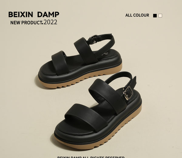 Μονόχρωμα γυναικεία σανδάλια με αγκράφα