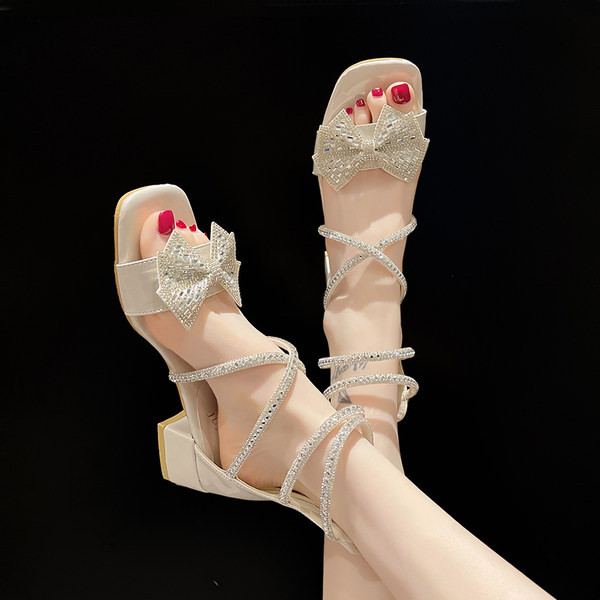 Elegantne sandale s trakom i ukrasnim kamenčićima