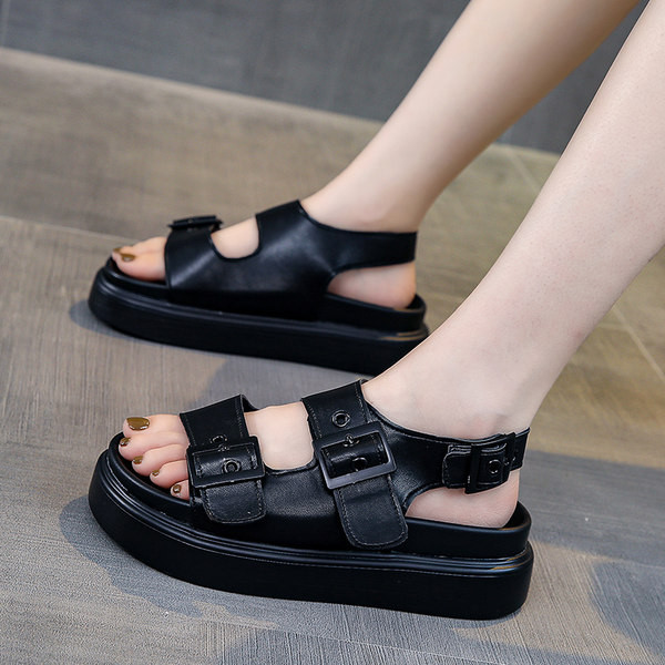 Ležerne ženske sandale sa kopčom - crno-bijele boje