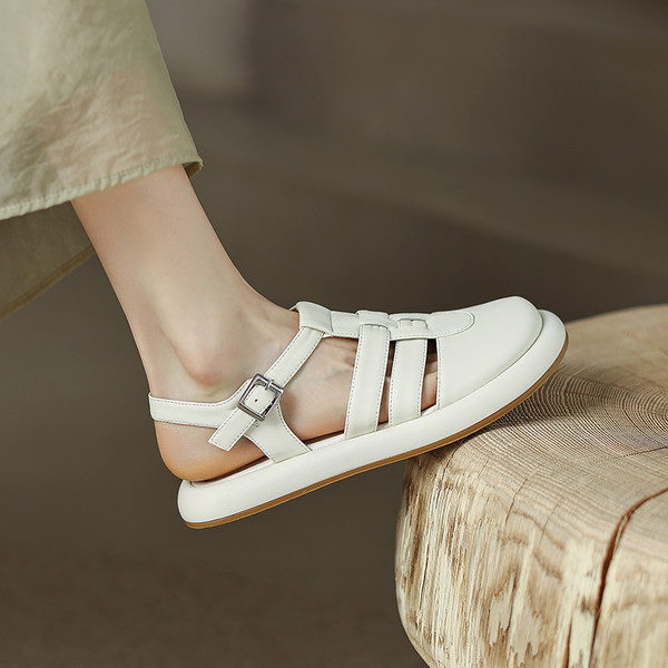 Ženske zatvorene sandale od eko kože sa metalnom kopčom