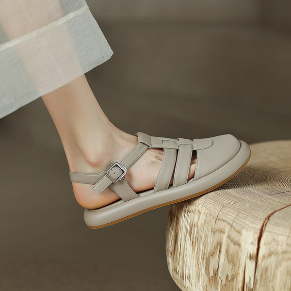 Ženske zatvorene sandale od eko kože sa metalnom kopčom