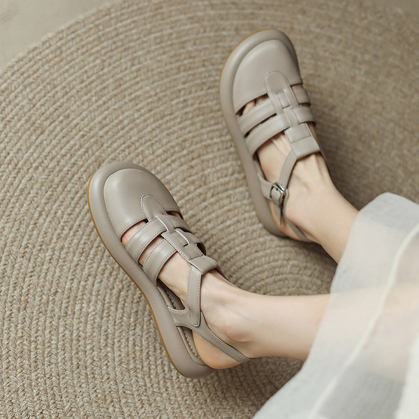 Ženske zatvorene sandale od eko kože sa metalnom kopčom