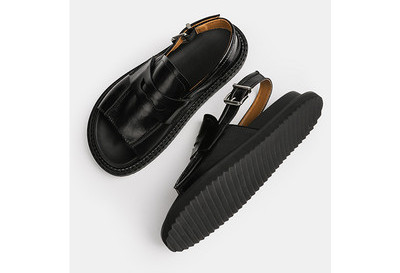 Κλασικά έκο δερμάτινα σανδάλια μοντέλου με μεταλλική αγκράφα