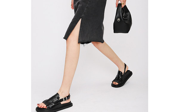 Κλασικά έκο δερμάτινα σανδάλια μοντέλου με μεταλλική αγκράφα