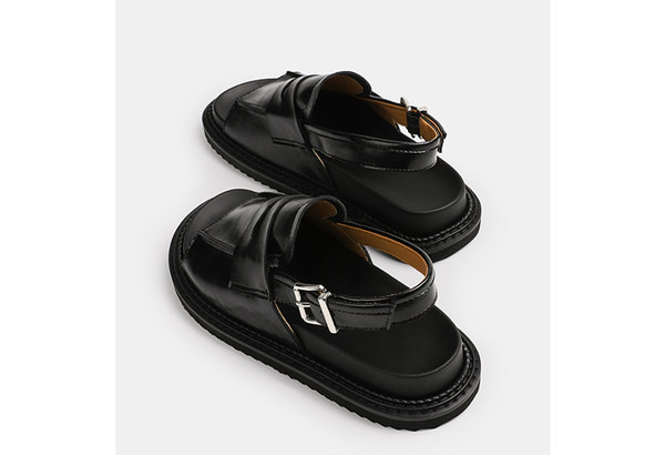 Κλασικά έκο δερμάτινα σανδάλια μοντέλου με μεταλλική αγκράφα