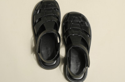 Įprastos moteriškos odinės basutės su velcro užsegimu