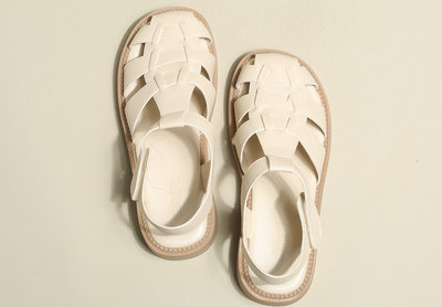 Įprastos moteriškos odinės basutės su velcro užsegimu