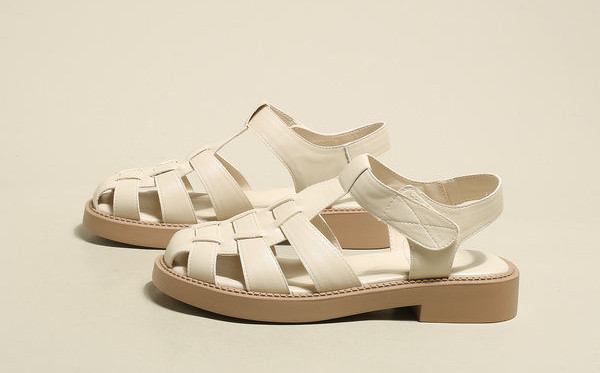 Įprastos moteriškos odinės basutės su velcro užsegimu