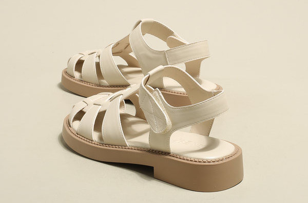 Įprastos moteriškos odinės basutės su velcro užsegimu