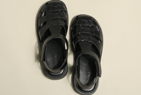 Įprastos moteriškos odinės basutės su velcro užsegimu