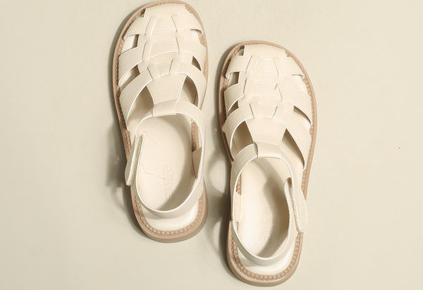 Įprastos moteriškos odinės basutės su velcro užsegimu