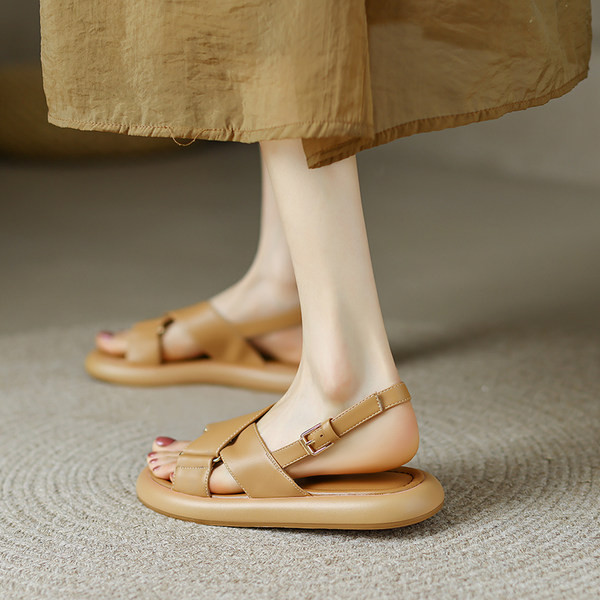 Γυναικεία σανδάλια κλασικό μοντέλο από οικολογικό δέρμα με μεταλλικό κούμπωμα