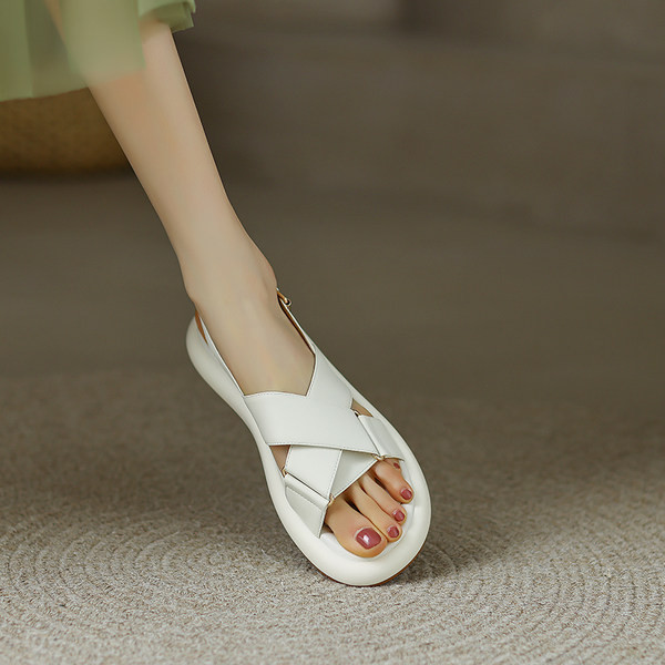 Γυναικεία σανδάλια κλασικό μοντέλο από οικολογικό δέρμα με μεταλλικό κούμπωμα