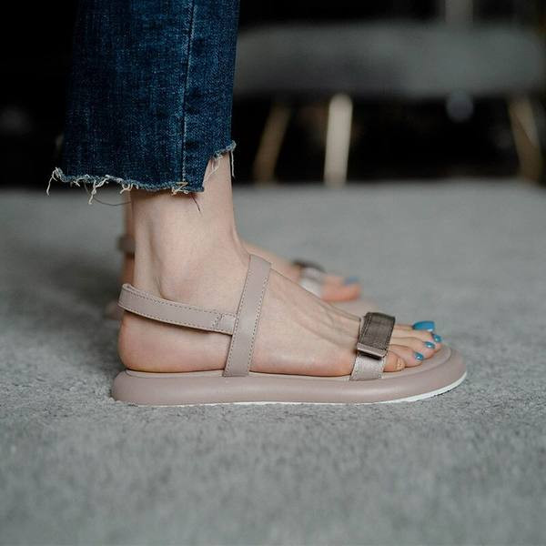 Ženske ljetne sandale s čičak kopčom i ravnim potplatom