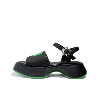 Γυναικεία casual πέδιλα με τραχιά σόλα σε λευκό και μαύρο  χρώμα