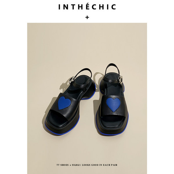 Γυναικεία casual πέδιλα με τραχιά σόλα σε λευκό και μαύρο  χρώμα