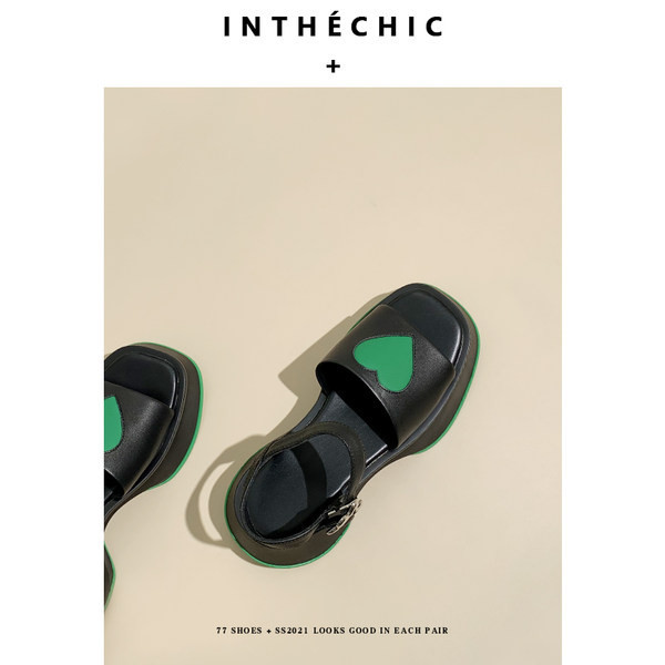 Γυναικεία casual πέδιλα με τραχιά σόλα σε λευκό και μαύρο  χρώμα