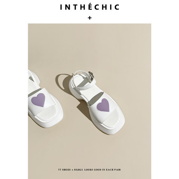 Γυναικεία casual πέδιλα με τραχιά σόλα σε λευκό και μαύρο  χρώμα