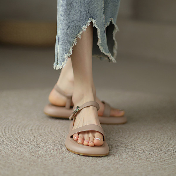 Γυναικεία casual πέδιλα από οικολογικό δέρμα με μεταλλική αγκράφα