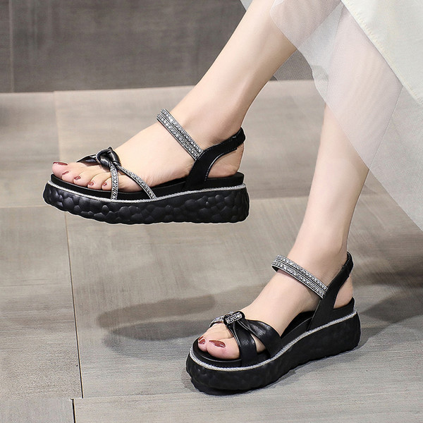 Moderne sandale s visokim potplatom i ukrasnim kamenčićima