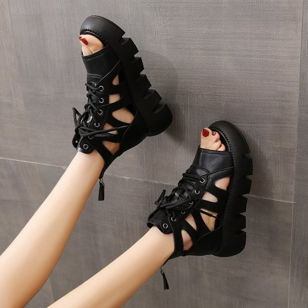 Ρετρό σανδάλια από οικολογικό δέρμα με τραχιά σόλα