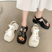 Šiuolaikinės basutės aukštu padu ir metaliniu užsegimu