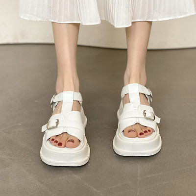 Šiuolaikinės basutės aukštu padu ir metaliniu užsegimu