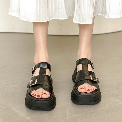 Šiuolaikinės basutės aukštu padu ir metaliniu užsegimu