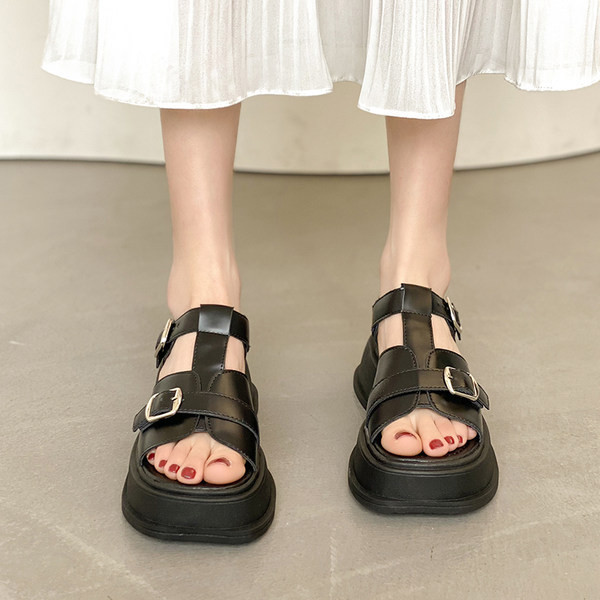 Moderné sandále s vysokou podrážkou a kovovým zapínaním