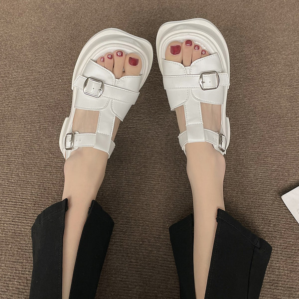 Moderné sandále s vysokou podrážkou a kovovým zapínaním