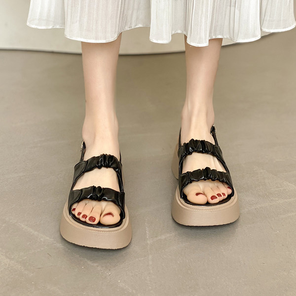 Ženske sandale sa nabranim efektom eko kože