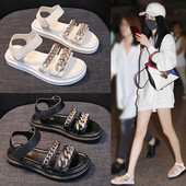 Μοντέρνα γυναικεία σανδάλια με μεταλλική διακόσμηση