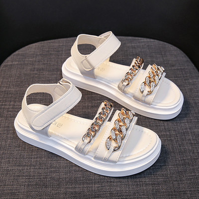 Μοντέρνα γυναικεία σανδάλια με μεταλλική διακόσμηση