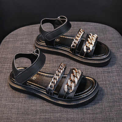 Μοντέρνα γυναικεία σανδάλια με μεταλλική διακόσμηση