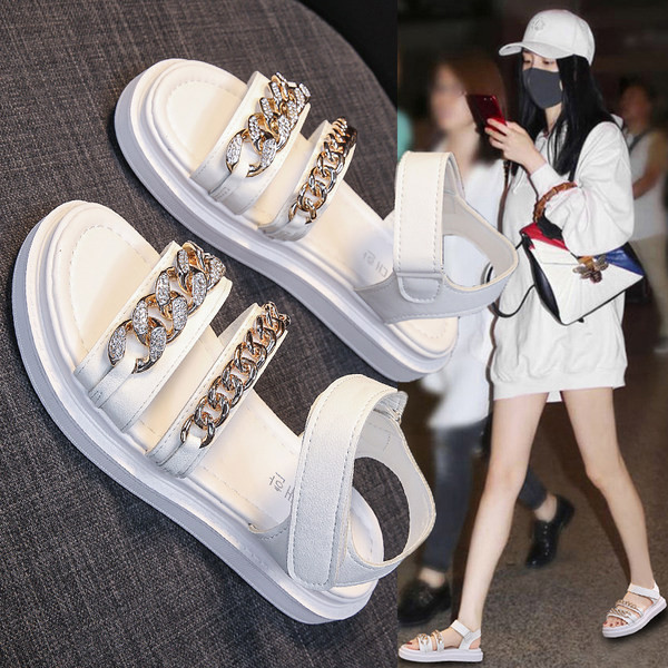 Μοντέρνα γυναικεία σανδάλια με μεταλλική διακόσμηση