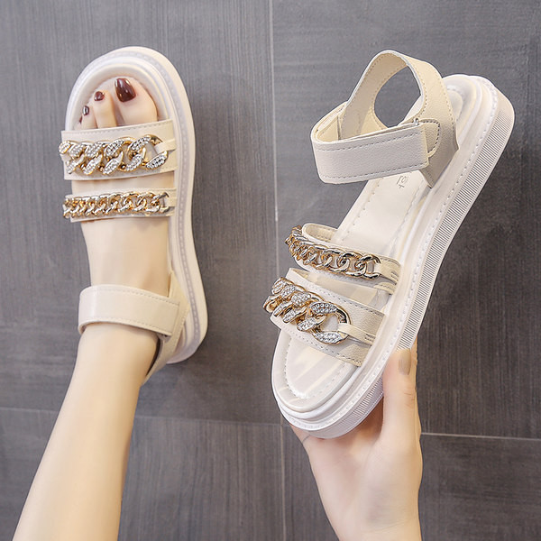 Μοντέρνα γυναικεία σανδάλια με μεταλλική διακόσμηση