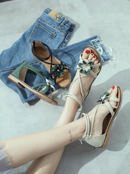 Ležerne ženske sandale od eko kože sa cvjetnim ukrasom