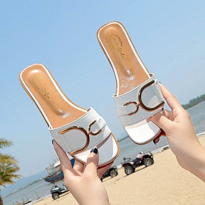 Γυναικείες παντόφλες από οικολογικό δέρμα με μεταλλικό στοιχείο