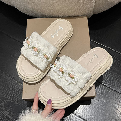  Γυναικείες παντόφλες με ψηλή σόλα και κεντημένα λουλούδια