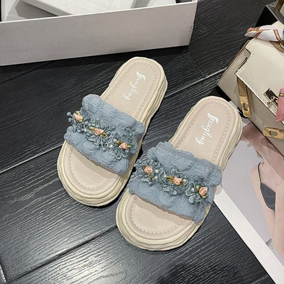  Γυναικείες παντόφλες με ψηλή σόλα και κεντημένα λουλούδια