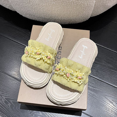  Γυναικείες παντόφλες με ψηλή σόλα και κεντημένα λουλούδια