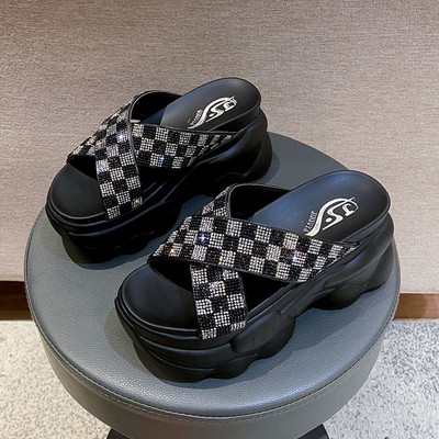 Γυναικείες παντόφλες με ψηλή τραχιά σόλα και τιράντες με διακοσμητικές πέτρες