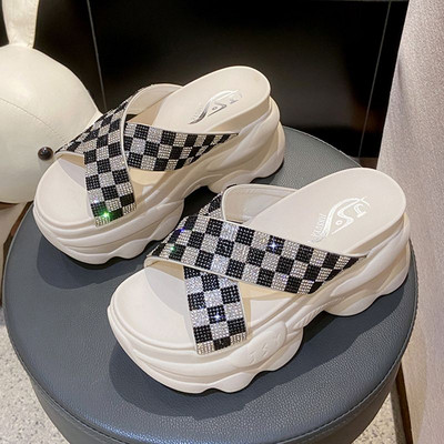 Γυναικείες παντόφλες με ψηλή τραχιά σόλα και τιράντες με διακοσμητικές πέτρες