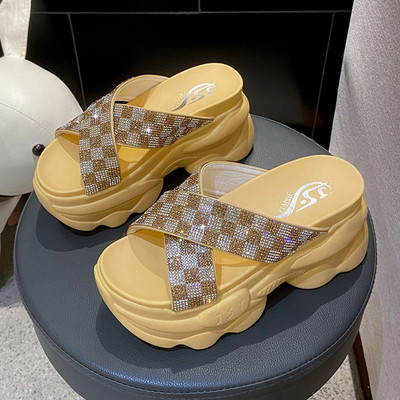 Γυναικείες παντόφλες με ψηλή τραχιά σόλα και τιράντες με διακοσμητικές πέτρες