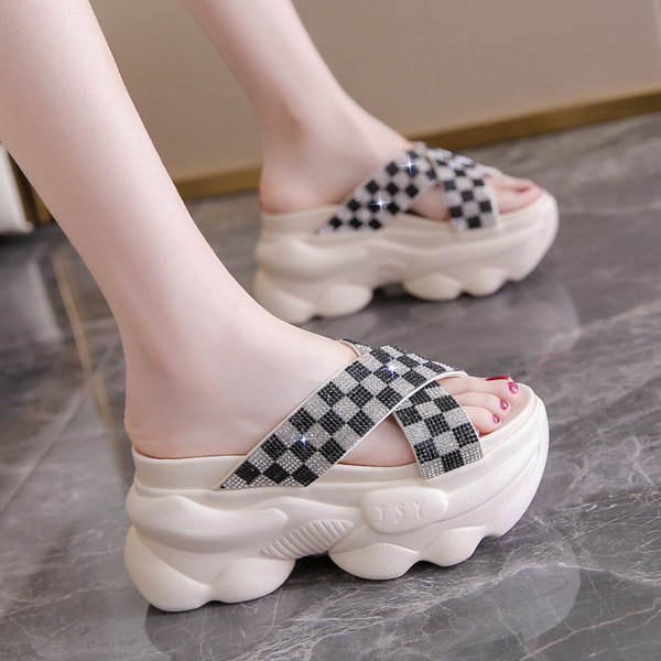 Γυναικείες παντόφλες με ψηλή τραχιά σόλα και τιράντες με διακοσμητικές πέτρες