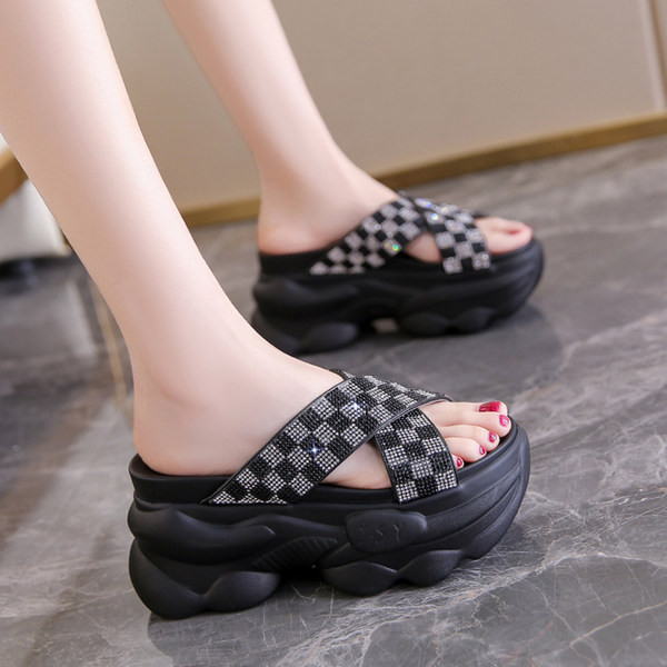 Γυναικείες παντόφλες με ψηλή τραχιά σόλα και τιράντες με διακοσμητικές πέτρες