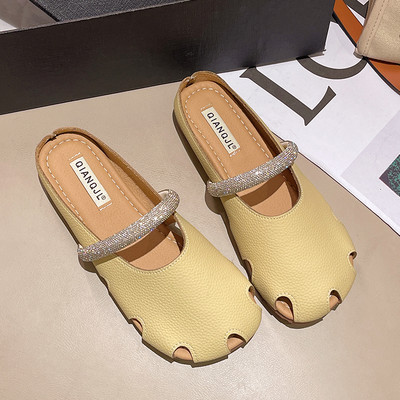 Ženske zatvorene papuče od umjetne kože s ukrasnim kamenčićima