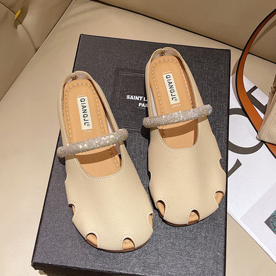 Ženske zatvorene papuče od umjetne kože s ukrasnim kamenčićima